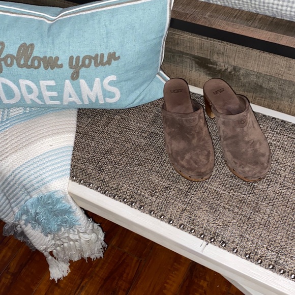 UGG Abbie chestnut suede studded clog mules Great preowned condition size 6 - Picture 11 of 11